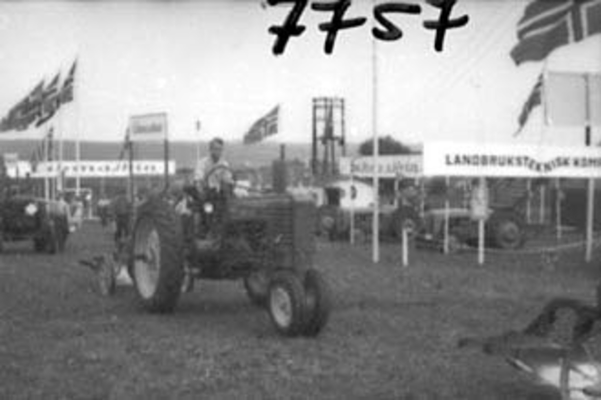Anno Domkirkeodden, LANDBRUKSUTSTILLING PÅ JØNSBERG LANDBRUKSSKOLE, TRAKTOR, ROMEDAL