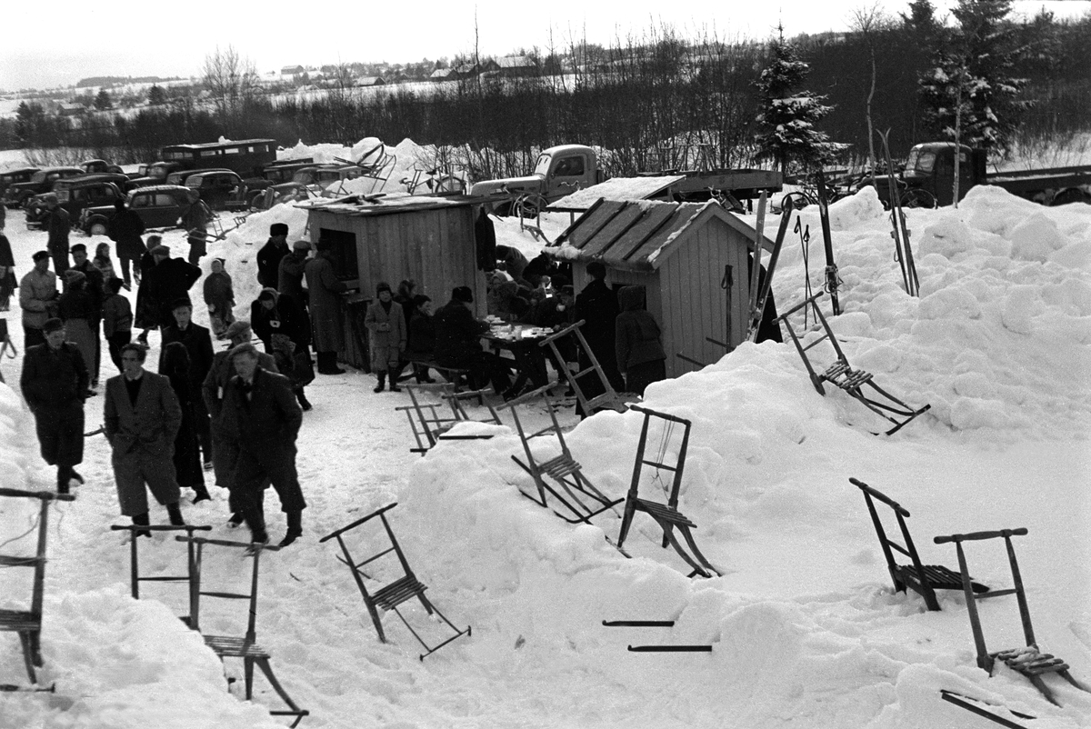 Anno Domkirkeodden, TRAVLØP PÅ MJØSISEN, INNGANG MED BILETTSALG FRA BOD, MYE FOLK, SPARKER, VINTER