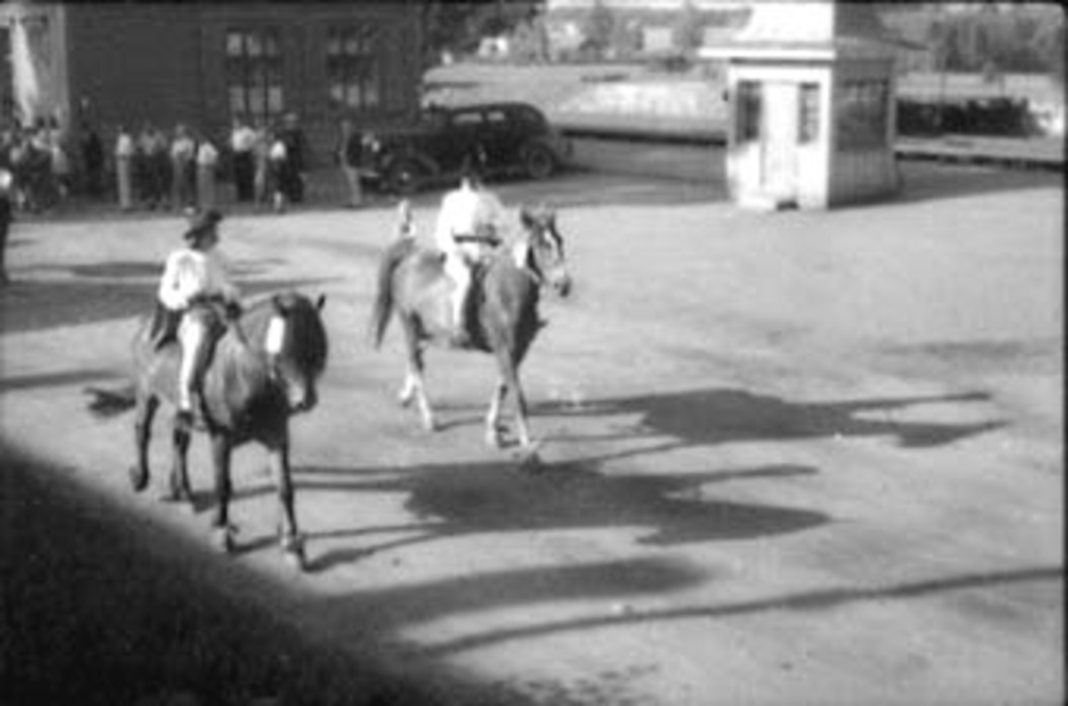 Anno Domkirkeodden, STANGEDAG, OPPTOG MED RYTTERE TIL HEST VED STANGE STASJON, STANGEBYEN