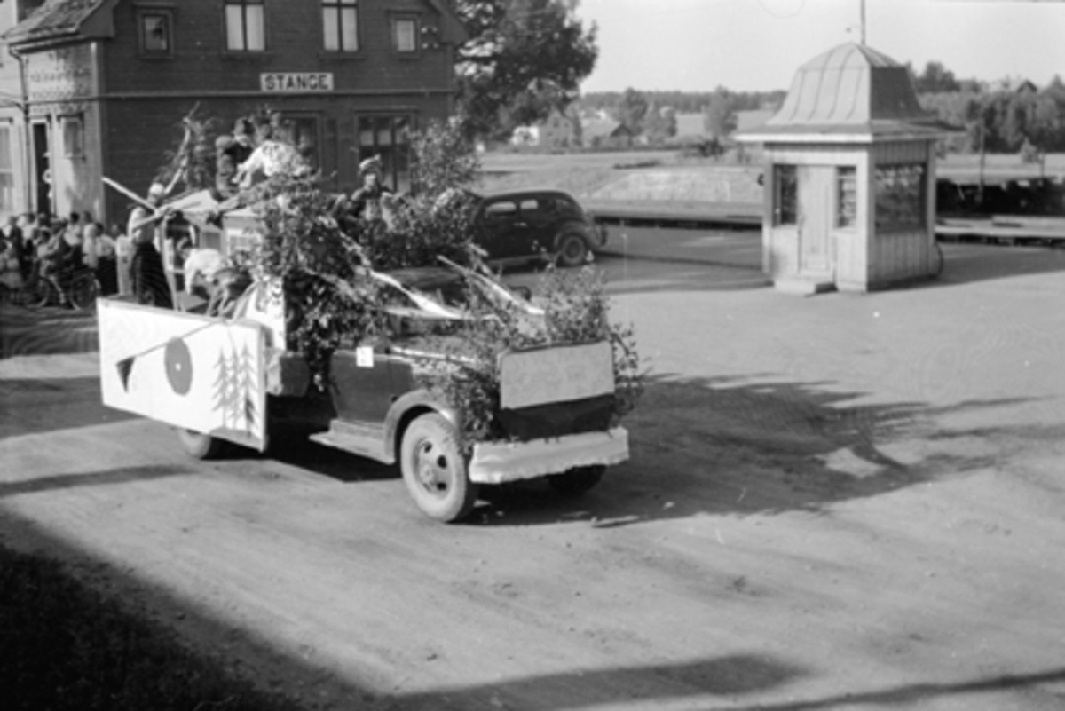 Anno Domkirkeodden, STANGEDAG, OPPTOG LASTEBIL MED FOLK VED STANGE STASJON