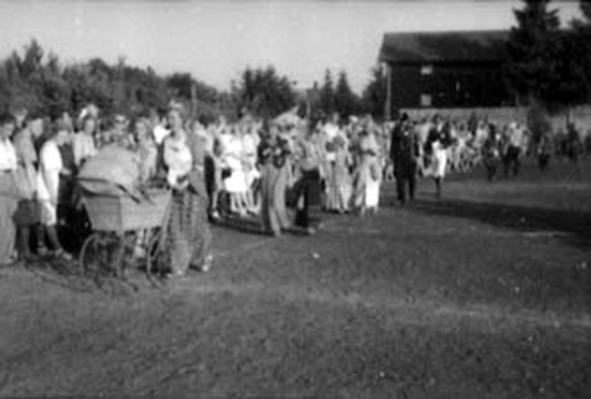Anno Domkirkeodden, STANGEDAG, OPPTOG MED VOKSNE OG BARN PÅ DEN GAMLE STANGE IDRETTSPLASS