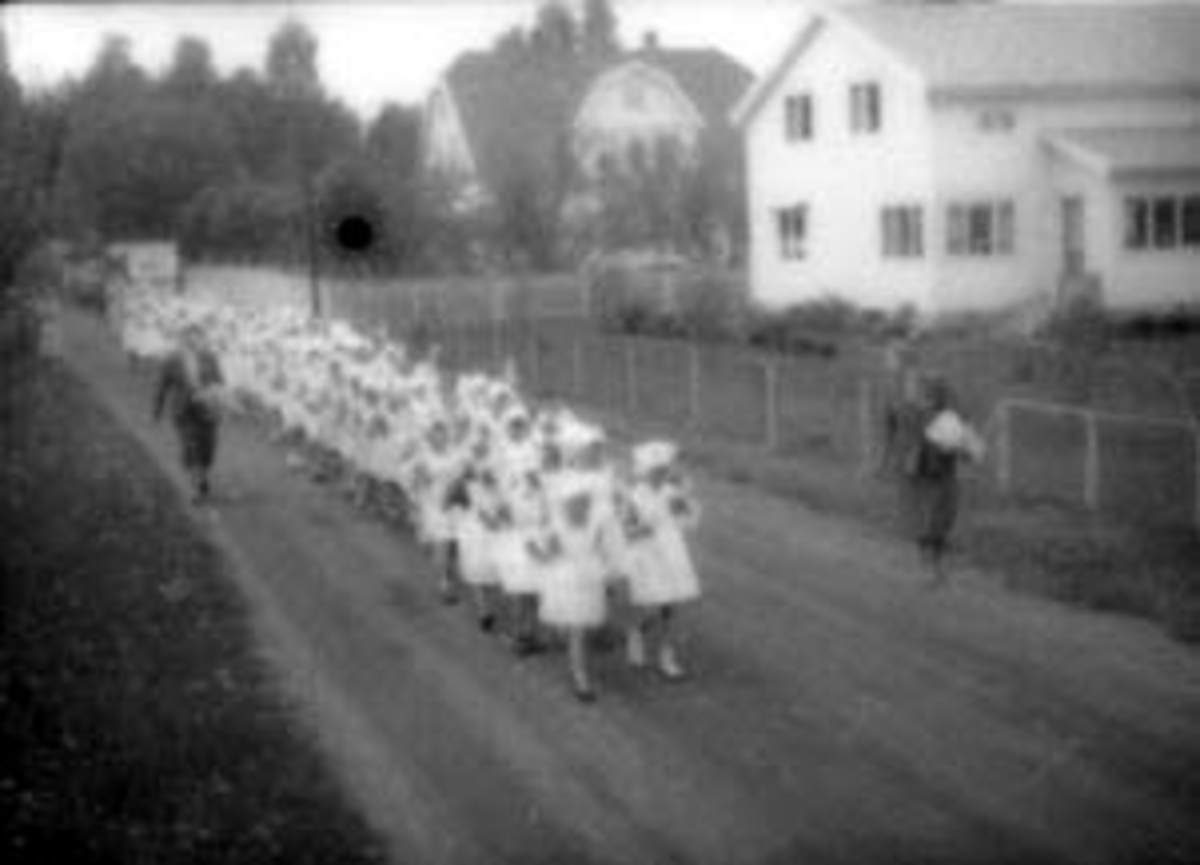 Anno Domkirkeodden, STANGEDAG, OPPTOG MED BARN UTKLEDD I RØDE KORS DRAKTER PÅ VEG TIL TINGVOLL