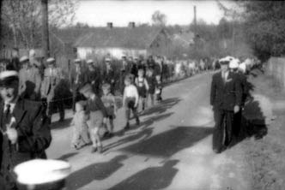Anno Domkirkeodden, 17 MAI TOG OPP THONSBAKKEN