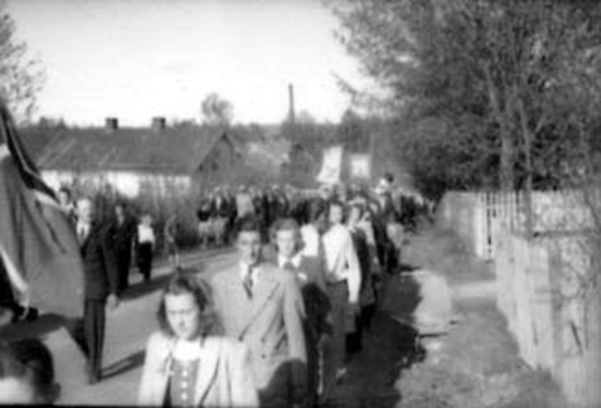 Anno Domkirkeodden, 17 MAI TOGET OPP THONSBAKKEN