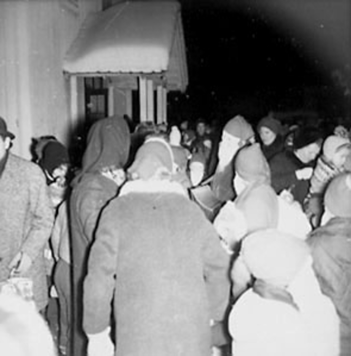 Anno Domkirkeodden, TENNING AV JULEGRAN MED JULENISSE OG MYE FOLK VED BEDEHUSET