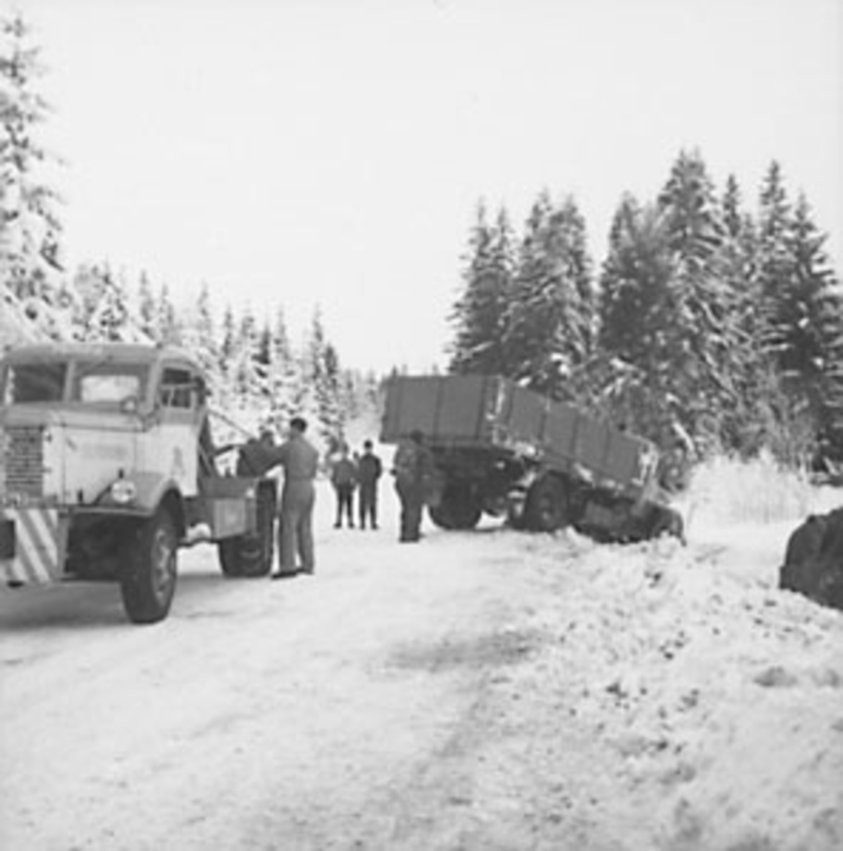 Anno Domkirkeodden, UTFORKJØRING I GRØFTA MED LASTEBIL FRA HAGENS TRANSPORT, HAMAR, KRANBIL FRA FALKEN, LASTEBILEN EN SCANIA-VABIS 1949-58, KRANVOGNA ER SANNSYNLIGVIS EN FWD