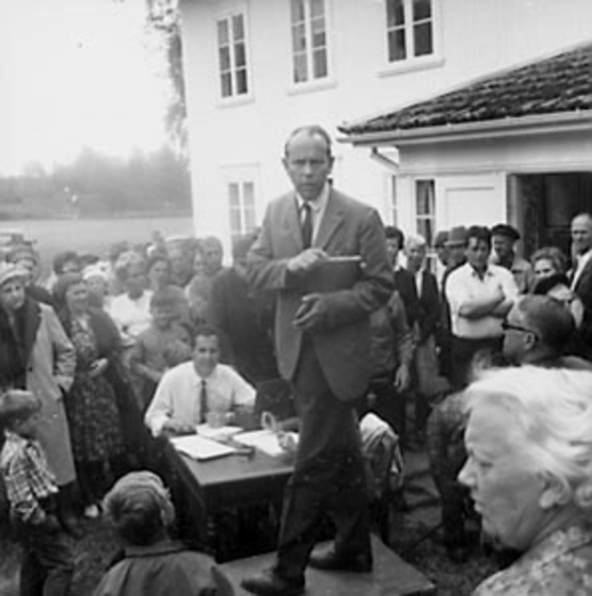 Anno Domkirkeodden, AUKSJON I VANG, AUKSJONARIUS PÅ BORD OG PROTOKOLLFØRER, MYE FOLK