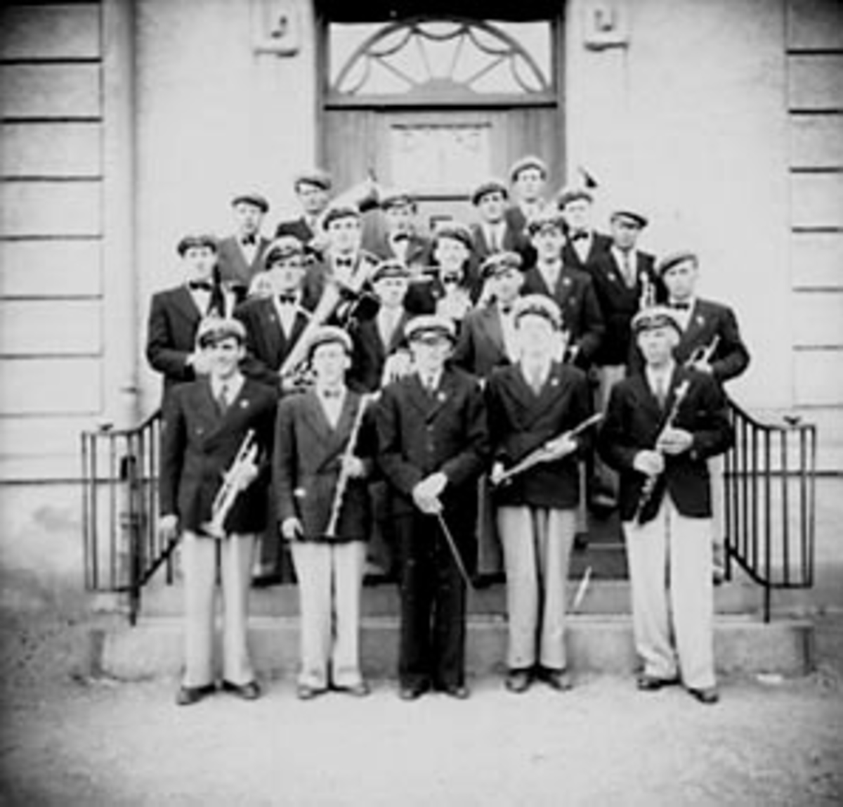 Anno Domkirkeodden, STOR GRUPPE MUSIKKORPS MED INSTRUMENTER OG DIRIGENT, MENN PÅ TRAPP