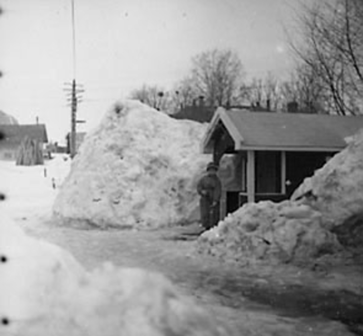 Anno Domkirkeodden, DUKKESTUE HOS WILBERG MED LITEN PIKE FORAN, STORE SNØMENGDER. VINTER