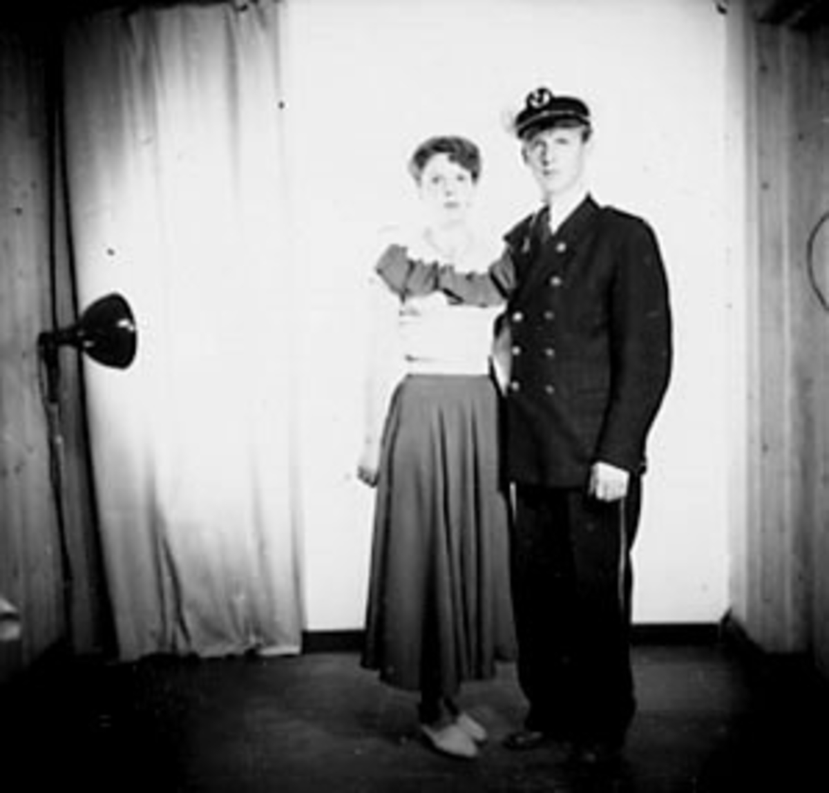 Anno Domkirkeodden, GRUPPE 2, UNGT PAR, HENRIK SANDAKER MED MUSIKKUNIFORM OG UNG DAME I STUDIO