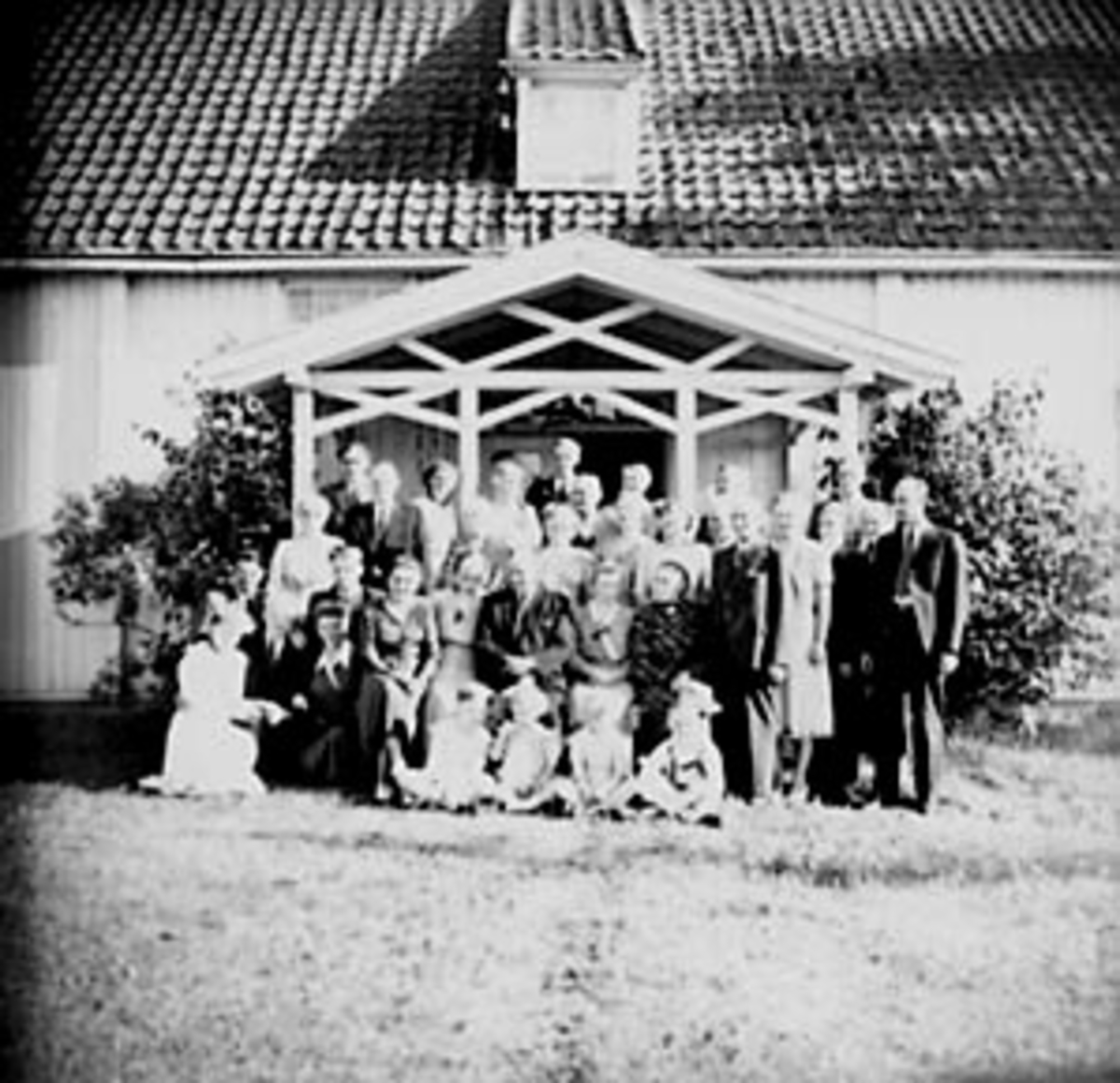 Anno Domkirkeodden, Stor gruppe, familie foran inngang, Melby, Frang, Stange.