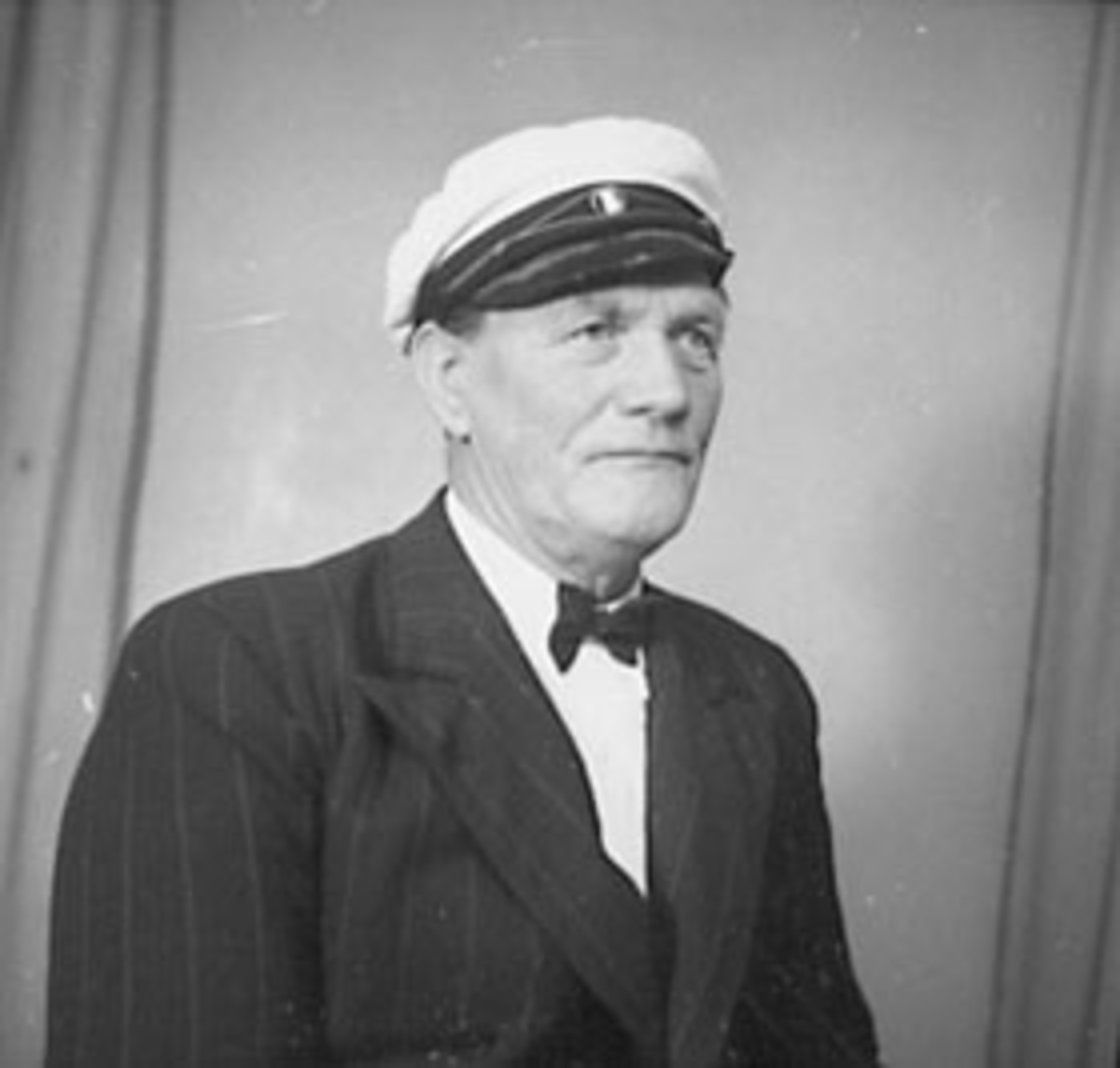 Anno Domkirkeodden, PORTRETT KARL SØRENSEN MED SANGERLUE