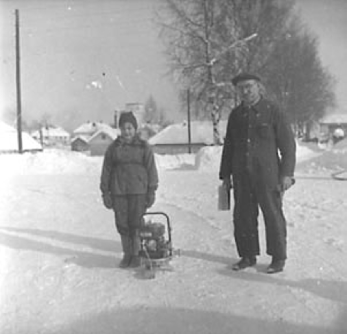 Anno Domkirkeodden, GRUPPE 2, FAR OG DATTER, EVA HEGGELI I NIKKERS OG ANURAKK OG EVEN HEGGELI I ARBEIDSKLÆR, VINTER