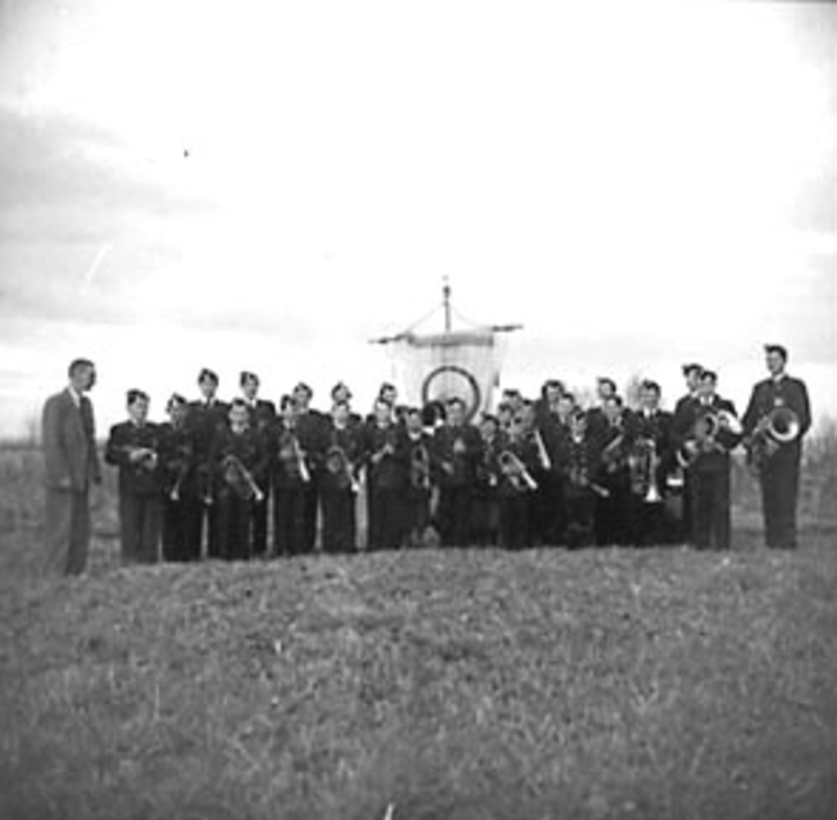 Anno Domkirkeodden, STOR GRUPPE GUTTER, STANGE GUTTEMUSIKK MED INSTRUMENTER OG FANE
