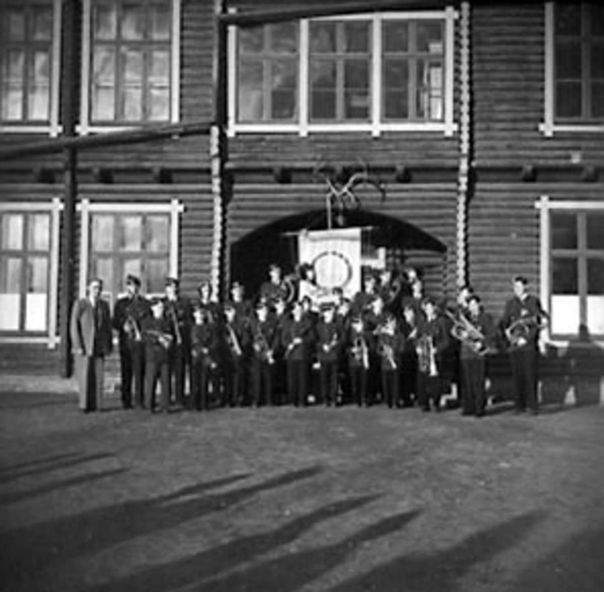 Anno Domkirkeodden, STOR GRUPPE GUTTER, STANGE SKOLES MUSIKKORPS FORAN SKOLEN