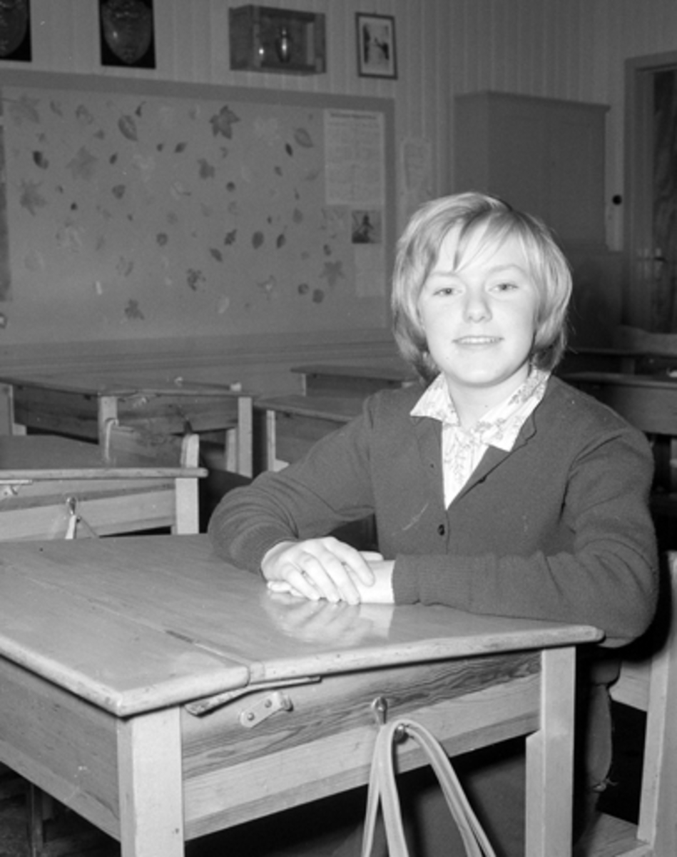 Anno Domkirkeodden, POTRETT SKOLEELEV, BERIT HAGEN VED SKOLEPULT, SÅSTAD SKOLE