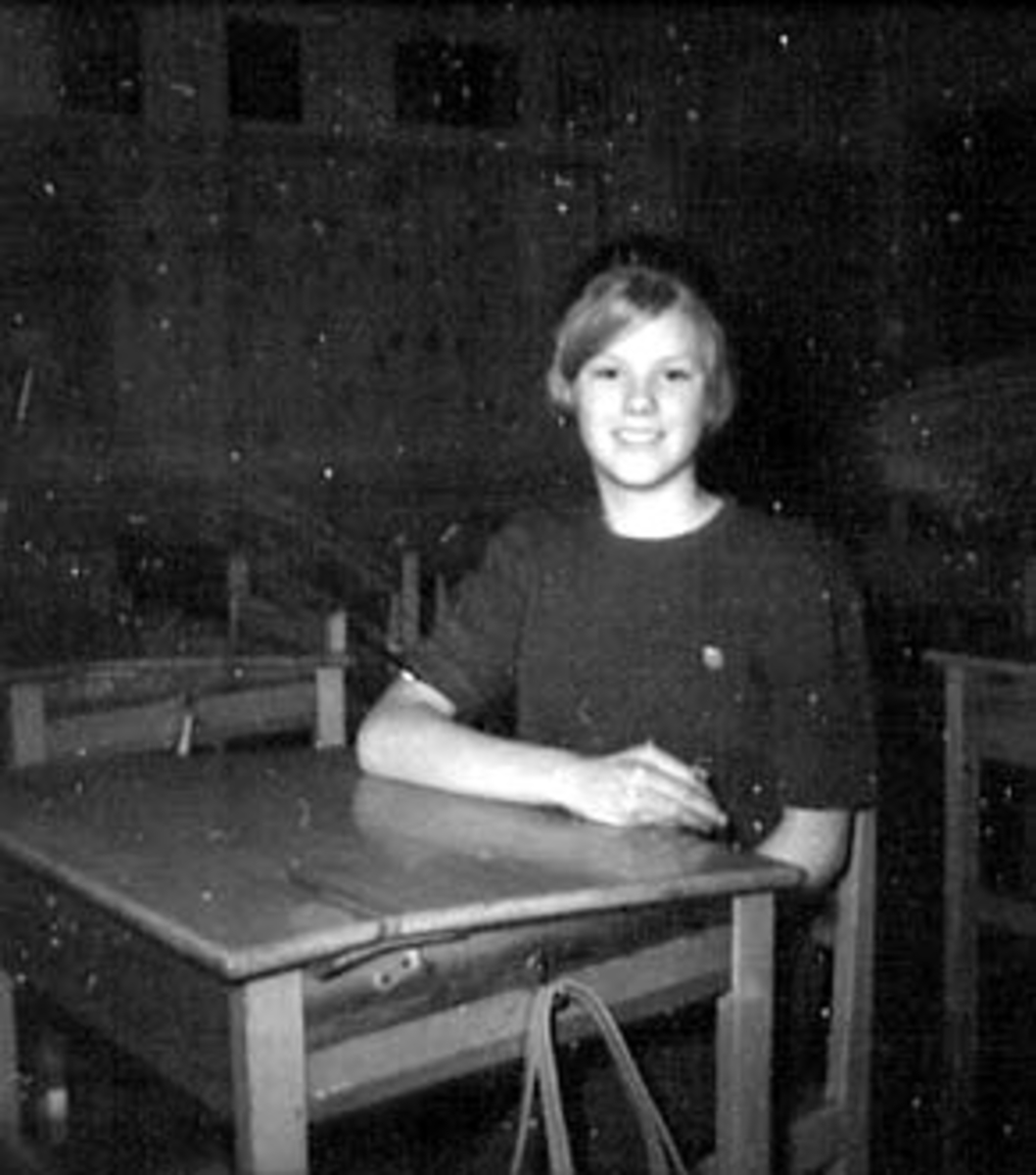 Anno Domkirkeodden, PORTRETT SKOLEELEV, LIV PEDERSEN G. SKJÆRBEKK VED SKOLEPULT, SÅSTAD SKOLE