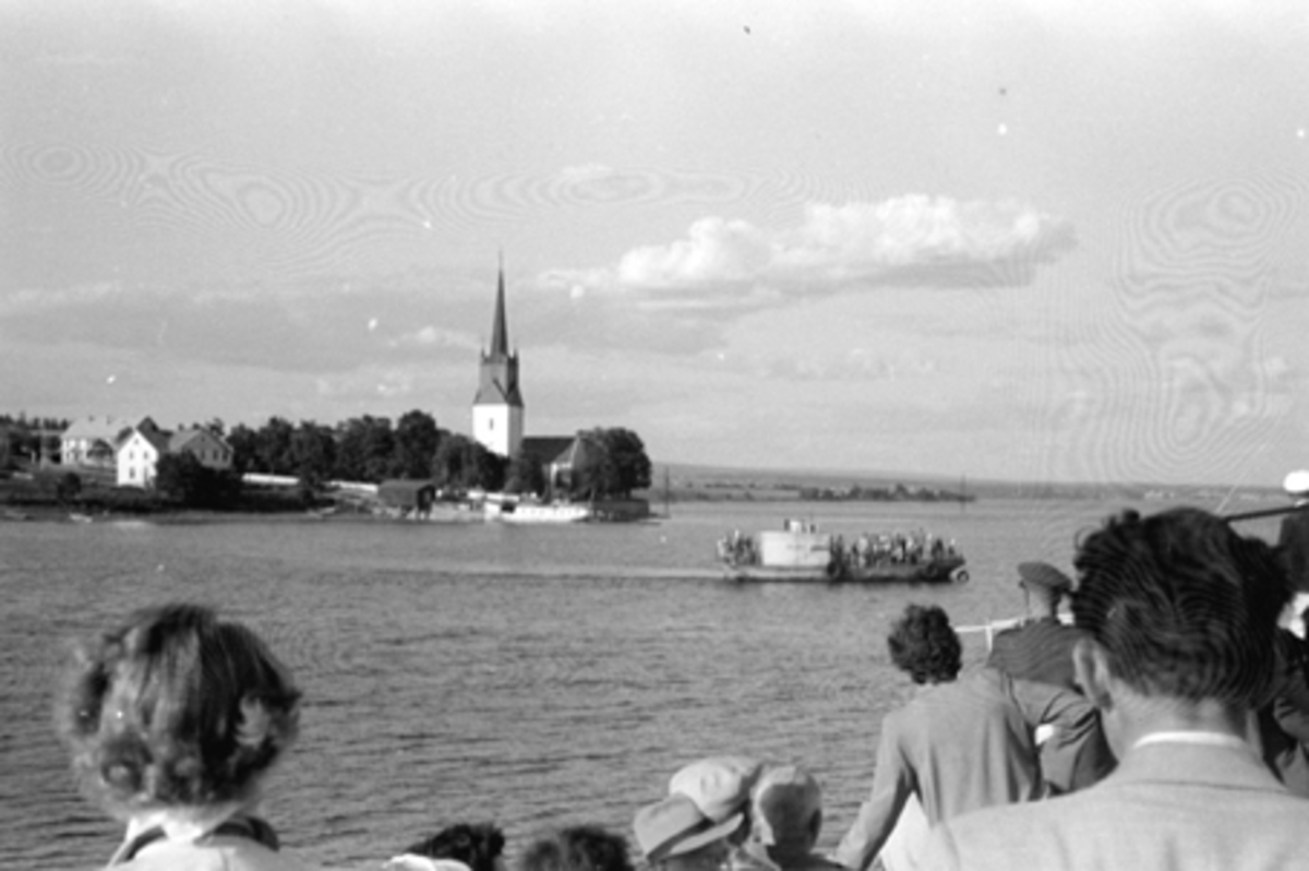Anno Domkirkeodden, Utsikt fra D.S. Skibladner mot Nes kirke. M.S. Helgøya krysser Nessundet. Mjøsbåt ved Nes brygge.