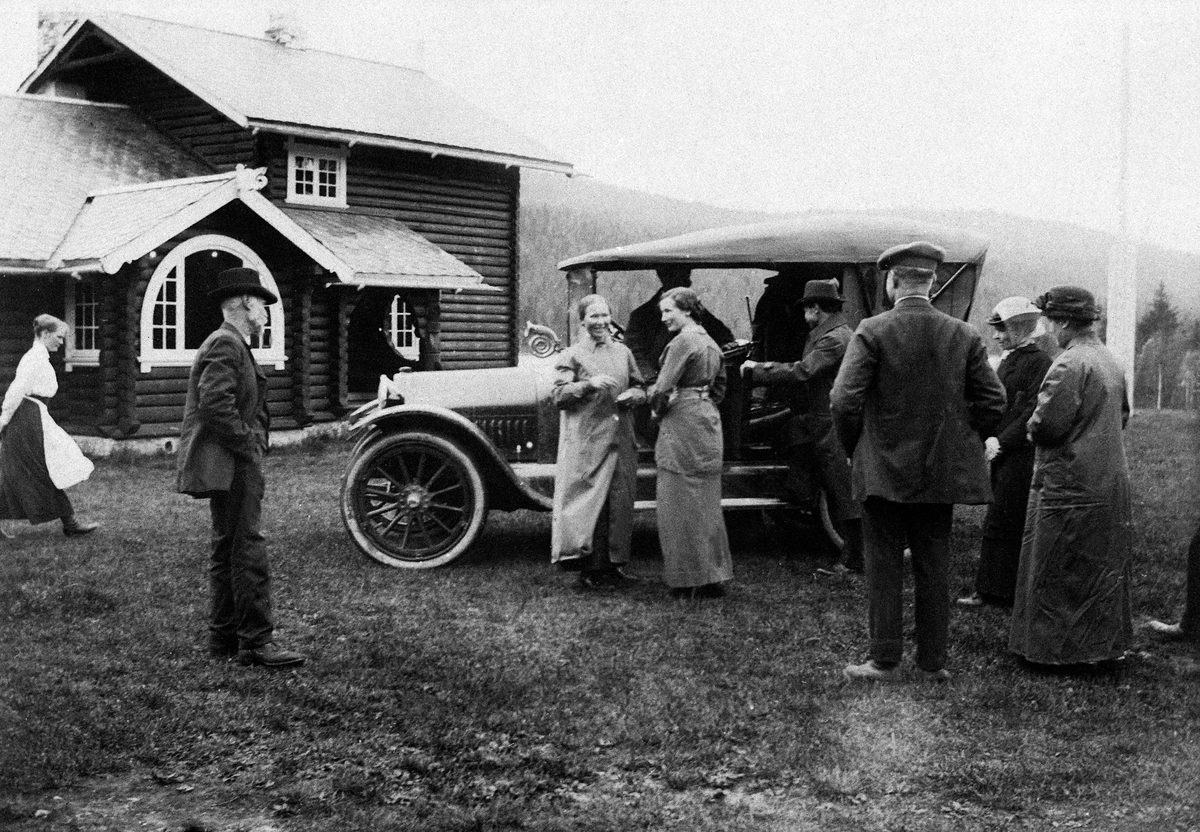 Normann Helger, EKSTERIØR: MALUNGEN, BIL MED KALESJE, GRUPPE:MENN OG DAMER FORAN, FRA VENSTRE: OLAVA BJØLSETH, ANTON BJØLSETH, BERTHE BJØLSETH, RAGNA BJØLSETH, JOHAN P. BRYHNI MED RYGGEN TIL, DE ANDRE ER UKJENTE VALLSET
