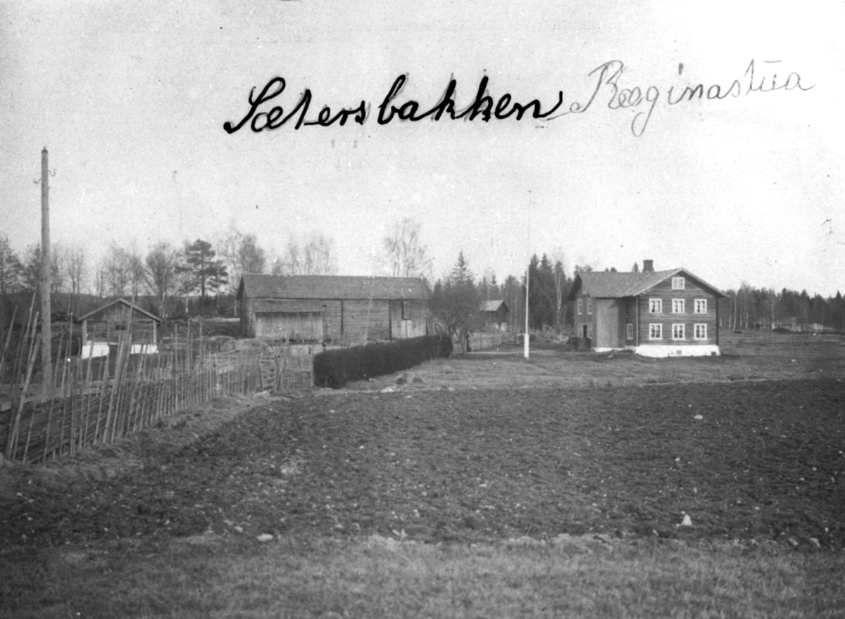 Anno Domkirkeodden, EKSTERIØR: GARDSBRUK, SÆTERBAKKEN GÅRD,