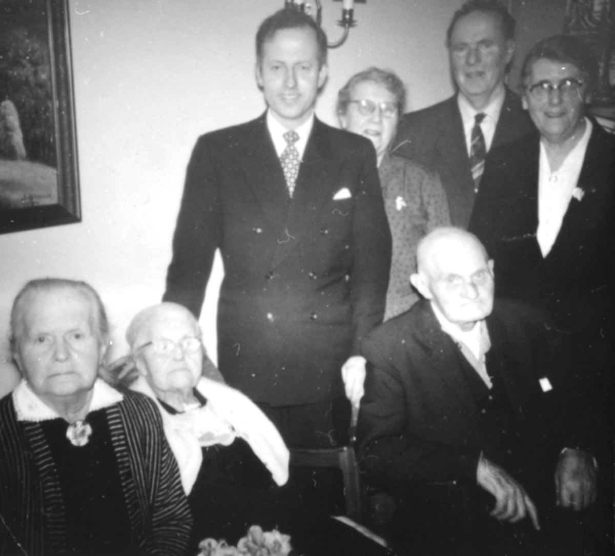 Anno Domkirkeodden, GRUPPE: 7, OLINE HAGEN 90 ÅRSDAG, FRA VENSTRE: PERNILLE VOLUNGEN, OLINE HAGEN, OLE TOMTER, BAK: C. J. AXELSSEN, DE 3 BARNA TIL OLINE HAGEN: MARTHA HAGEN, ODDVAR HAGEN, OLINE HAGEN, FRENNING