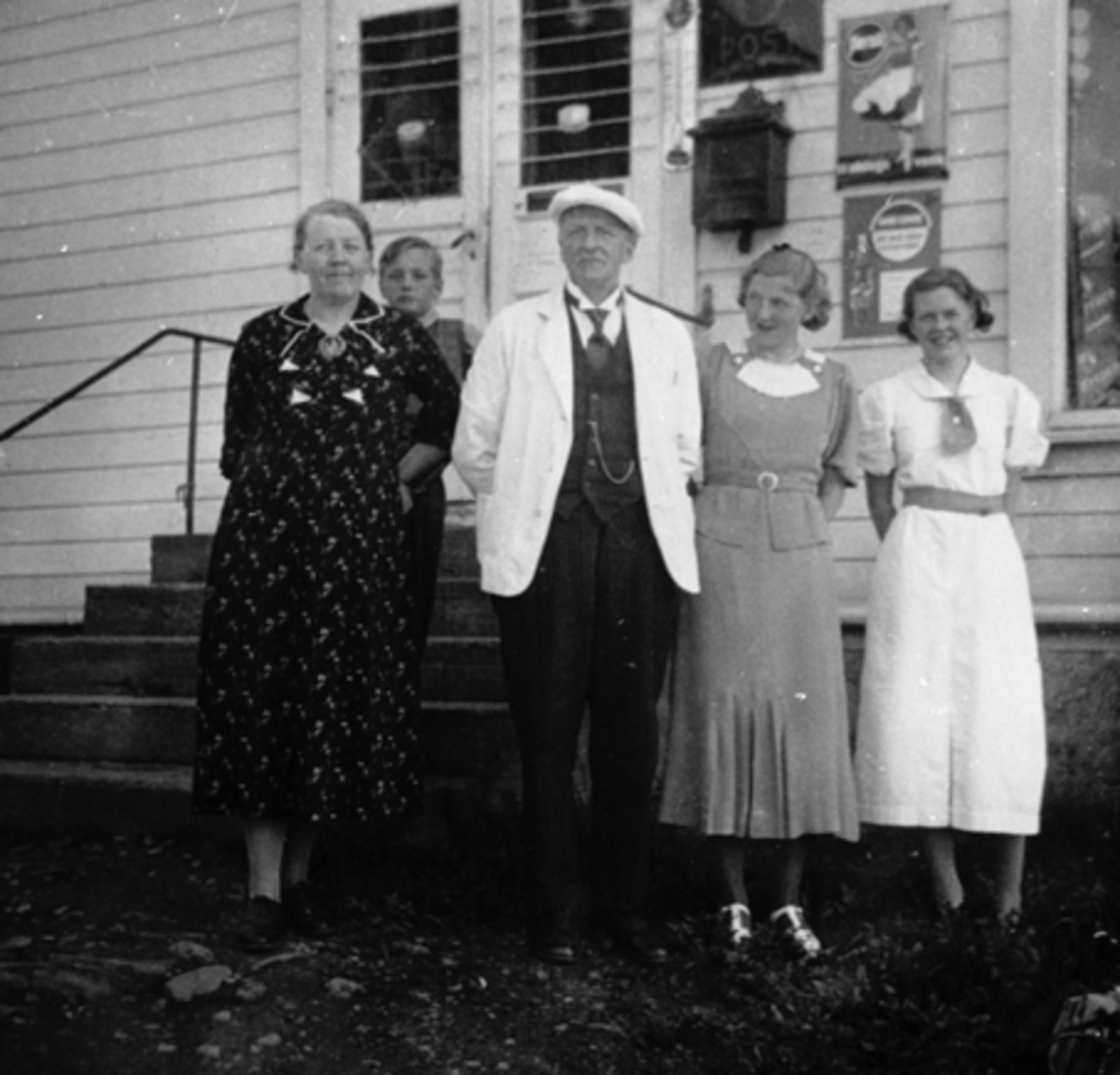 Anno Domkirkeodden, Gulbrandsen landhandel på Strandlykkja, sommeren 1939. Familiegruppe. F. v. Anna, Gulbrand, Karen og Gerd Gulbrandsen. Bak sitter Guldrand Gulbrandsen d. y. Flere opplysninger se boka "Handelssteder i Stange" skrevet av Jan Arne Berg, utgitt av Stange Historielag 2012