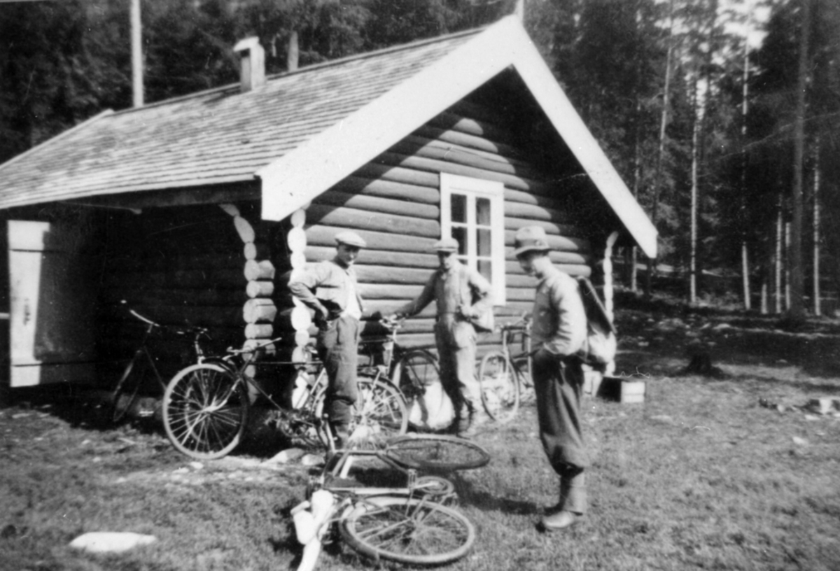 Anno Domkirkeodden, EKSTERIØR: TØMMERKOIE, GRUPPE: 3 MENN TAKSTLAG FRA VENSTRE: BREDE SKUGGERUD, JON SJØLI, ARNE BRETTEN, KUMYRHOLEN, ROMEDAL,