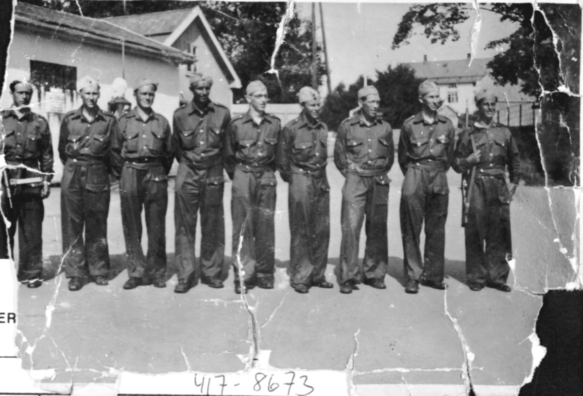Anno Domkirkeodden, GRUPPE: 9 VAKTER I UNIFORM, AT-LEIR, AT LEIR, FRA VENSTRE: ODD PETTERSEN, GALGUM, OSKAR BJØRTOMT, SVERRE NORDAL, SVERRE GALGUM, EVEN DAHL, KRISTIAN KILDALEN, JØRGEN GALGUM, ARNE STANDERHOLEN, ILSENG,