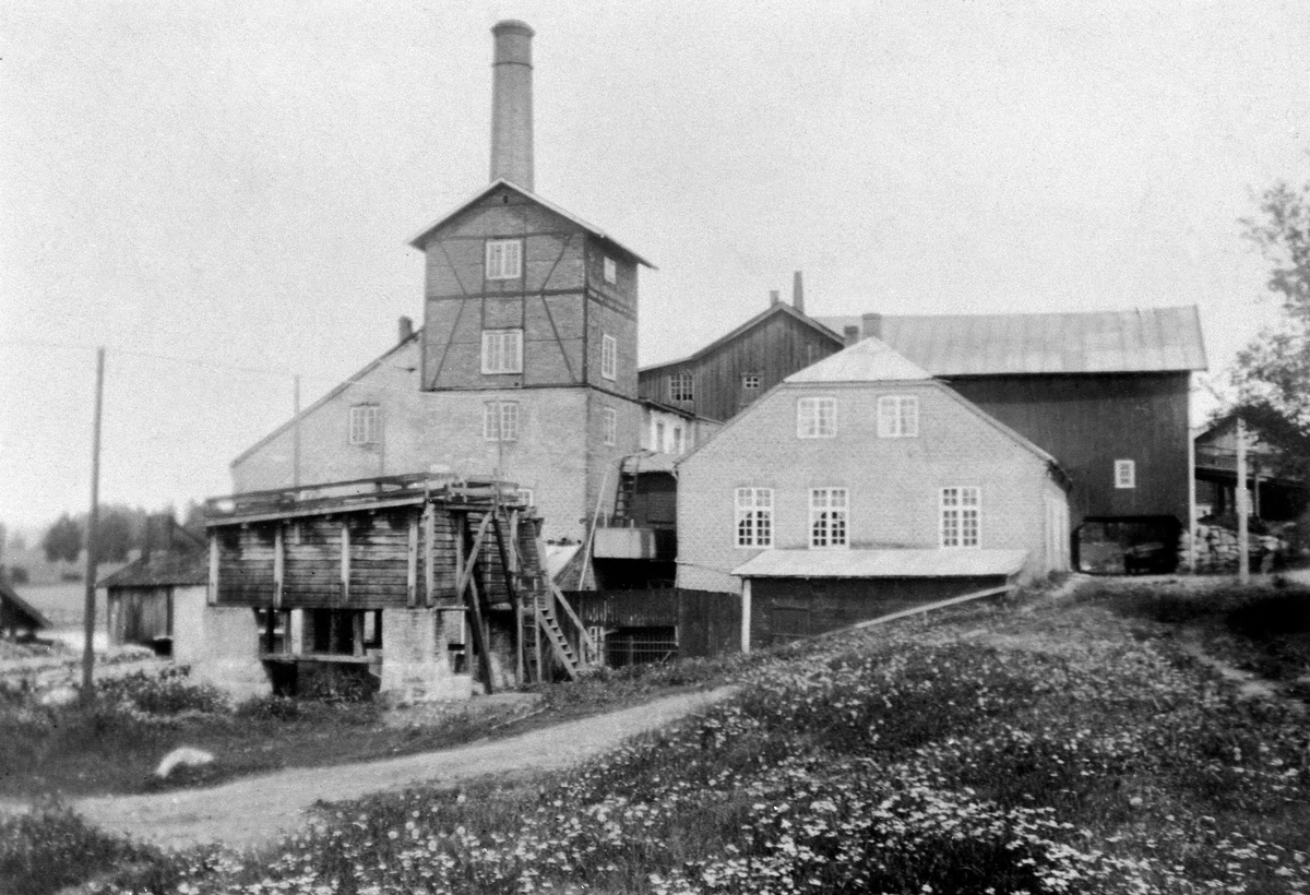 Anno Domkirkeodden, EKSTERIØR: ATLUNGSTAD BRENNERI, ATLUNGSTAD BRENNERI, OTTESTAD, POTETMOTTAK I TREBYGNING TIL HØYRE