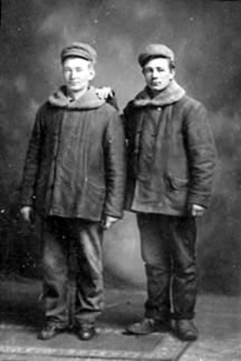 Anno Domkirkeodden, GRUPPE: 2 MENN, FRA VENSTRE: BERNHARD LARSEN, MARTINUS HAAKENSEN, SØR-DAKOTA, USA, FRA STANGE