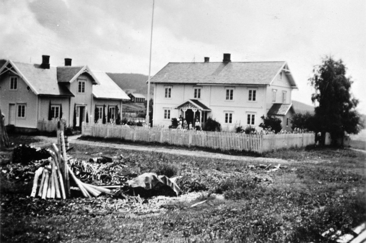 Anno Domkirkeodden, EKSTERIØR: GARDSBRUK, FILSET GÅRD, TIL VENSTRE: FØDERÅDSBYGNINGEN, TIL HØYRE: HOVEDBYGNINGEN, ÅSVANG