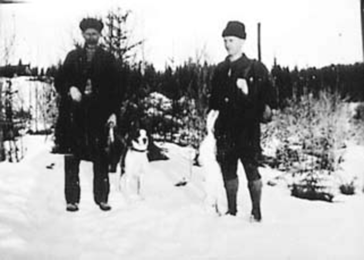 Anno Domkirkeodden, HAREJAKT, LEMIK KARLSTAD, POLMAR HØGÅSEN MED HUND OG GEVÆR, ÅSBYGDA