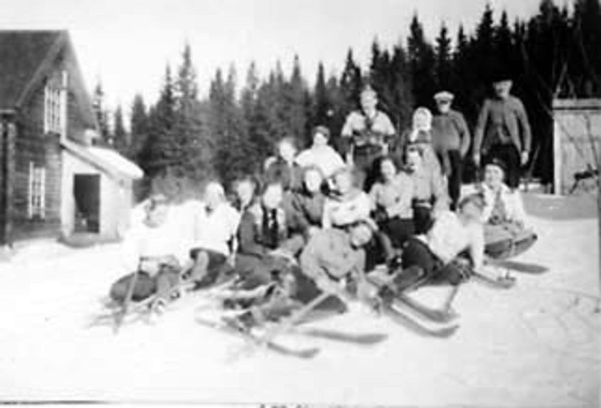 Anno Domkirkeodden, GRUPPE: 17 FRA VALLSET PINSEMENIGHET PÅ SKITUR, KNAVLBERGET, ROMEDAL ALLMENNING, SKI, VINTER