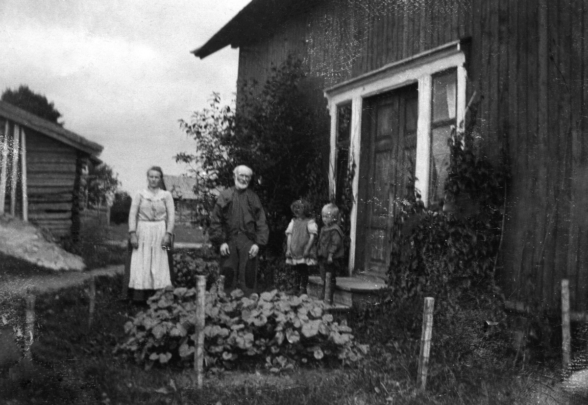 Anno Domkirkeodden, EKSTERIØR: FURUSET SØNDRE, GRUPPE: 4 FORAN: MARIT FURUSETH, HANS FURUSETH, MARITS BARN: MARTHE OG HERMUND, ÅSVANG