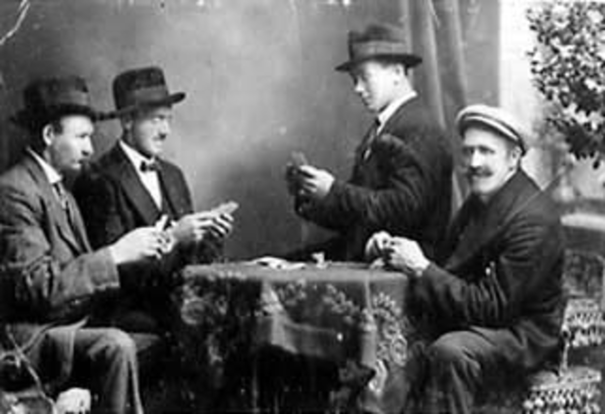 Anno Domkirkeodden, GRUPPE: 4 MENN SPILLER KORT I STUDIO, NR. 3 FRA VENSTRE: JOHANNES TORGERSTAD, OTTESTAD
