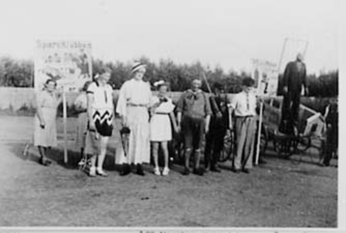 Anno Domkirkeodden, GRUPPE: 8 UTKLEDDE FOLK, DELTAGERE I PARADEN, FRA VENSTRE: ELSE EKERN, BIRGER THØRUD, FRIDJOF BROHAUG, WILH. LANGLI, ARNLJOR JOHANSTAD, PLAKATHOLDER HELGA JOHNSTAD, HELGA KRISTIANSEN, BEKKELAGSDAGER, OTTESTAD