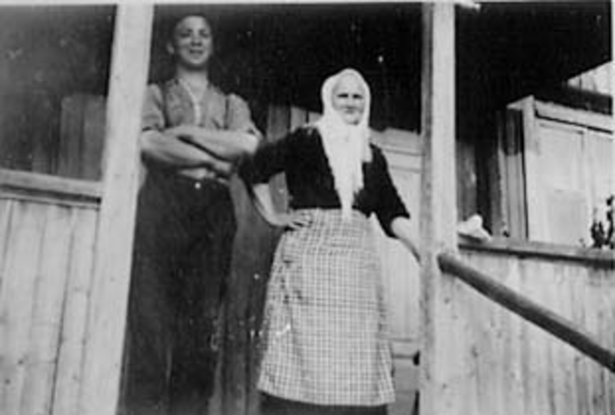 Anno Domkirkeodden, GRUPPE: 2, MOR OG SØNN, DINA TORGERSTAD MED SKAUT OG FORKLE, TORSTEIN TORGERSTAD, OTTESTAD