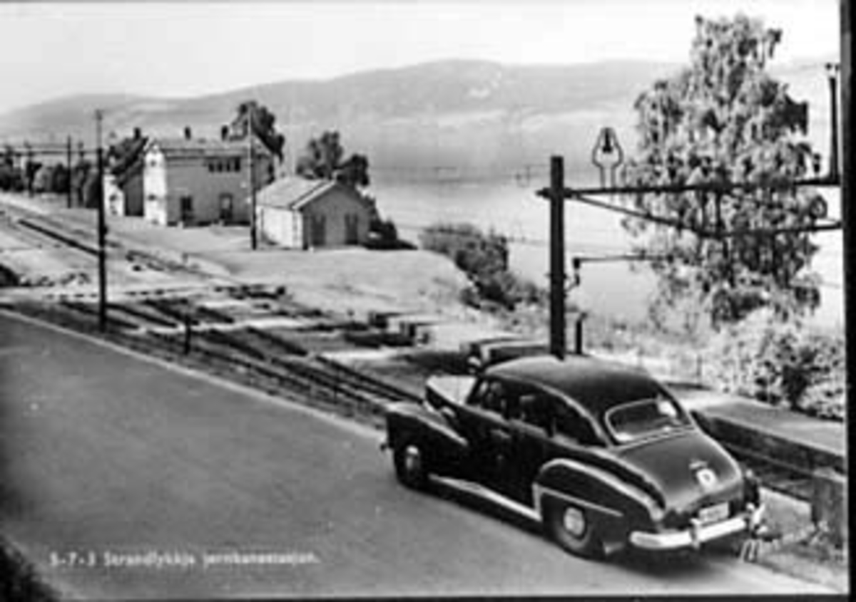 Anno Domkirkeodden, STRANDLYKKJA JERNBANESTASJON, BIL I FORGRUNNEN: OPEL KAPTEIN 1950-53 MODELL, STRANDLYKKJA