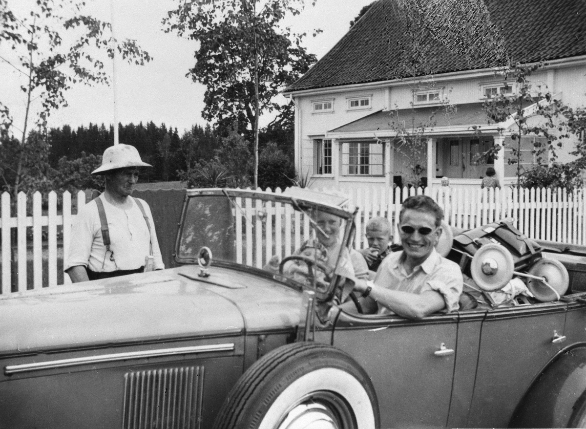Anno Domkirkeodden, SKØYTELØPER HJALMAR ANDERSEN "HJALLIS", MED FAMILIE I ÅPEN BIL, PÅ BESØK HOS PETER SINNERUD, FJETRE GÅRD. BILEN ER EN MODIFISERT/MODERNISERT CHEVROLET MODELL 1929-30.