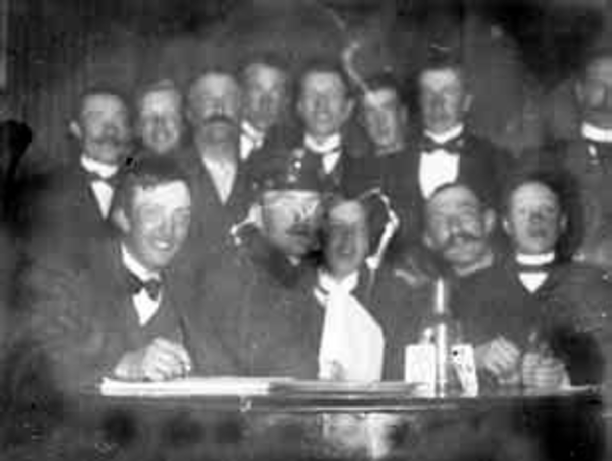 Anno Domkirkeodden, GRUPPE: 13 MENN, DISKUSJONSFORENING, FORAN; JONAS GJESTVANG, HVERVEN, GJESTVANG, GJESTVANG, M/FLERE, OTTESTAD,