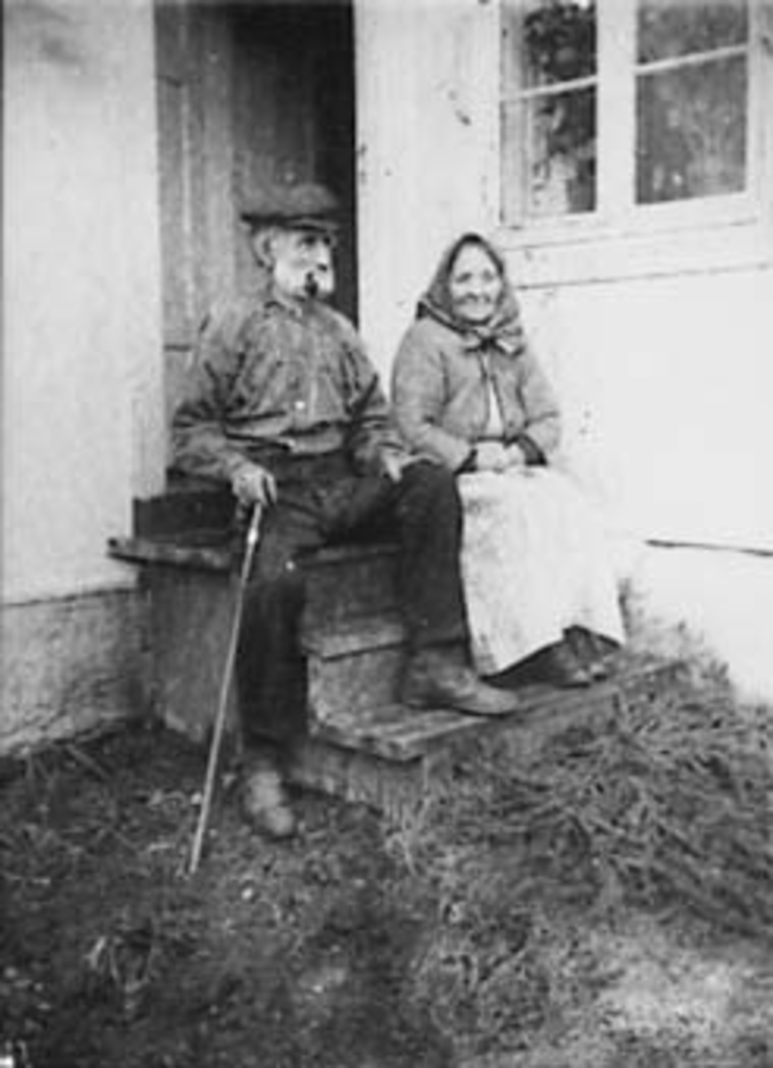 Anno Domkirkeodden, GRUPPE: 2 ELDRE PAR PÅ TRAPP, IVER NÆSS MED STOKK OG PIPE FRA N. OSEN, MILLA FRA WIE GÅRD, NESS, VALLSET