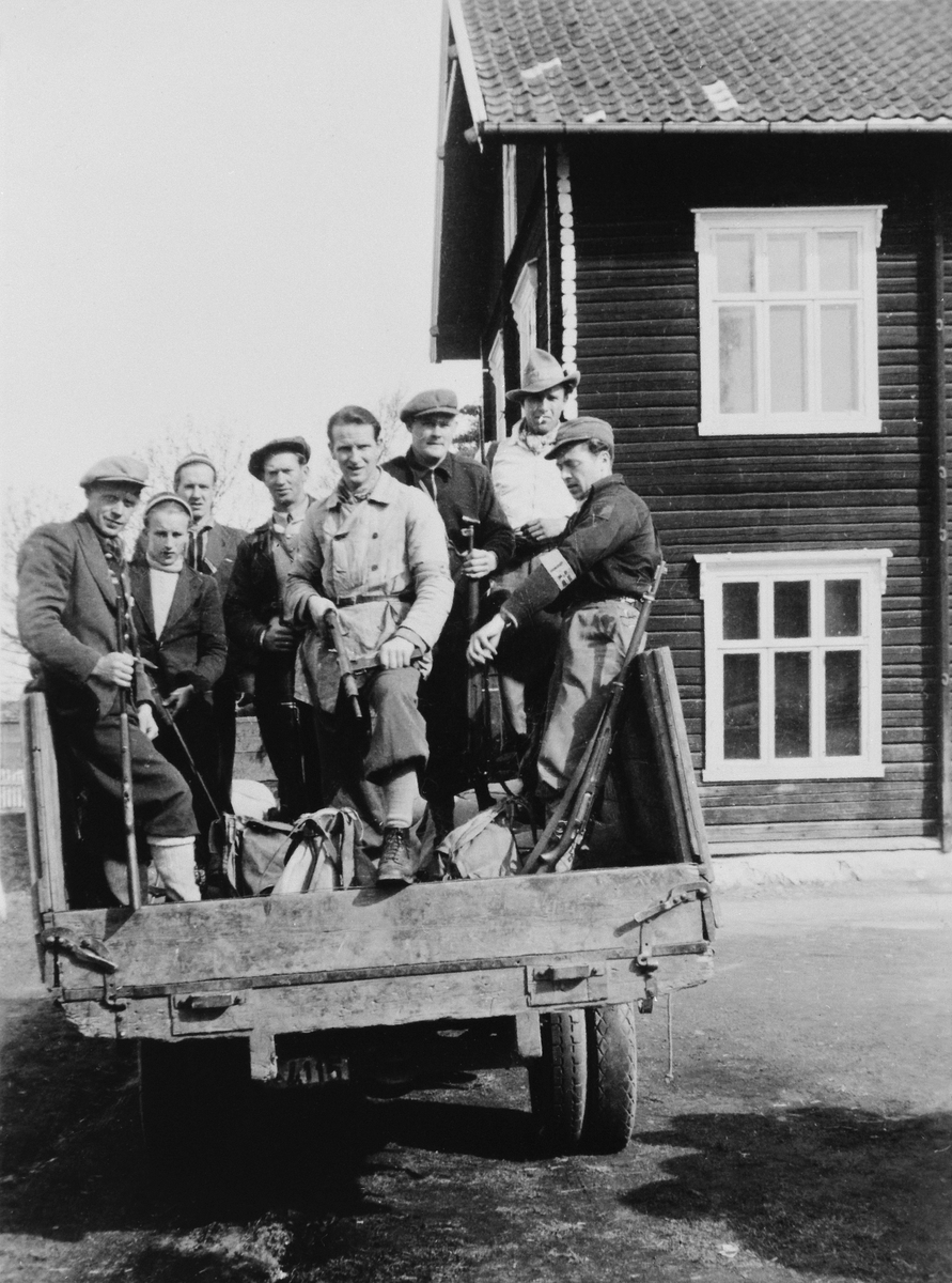 Anno Domkirkeodden, STANGE MILORG, GRUPPE: 8 MENN MED GEVÆR PÅ LASTEBIL, 2. TROPP SAMBANDSLAG, FRA VENSTRE: ØSTLI FRA ÅKER, INGVAR THOMASSEN, KNUT FURULUND, ARNE HELGESEN, TOR NORDHEIM, JØRGEN JOHANSEN, VANG, JAKOB ENG, ANDERSEN, SOLVIN SKOLE