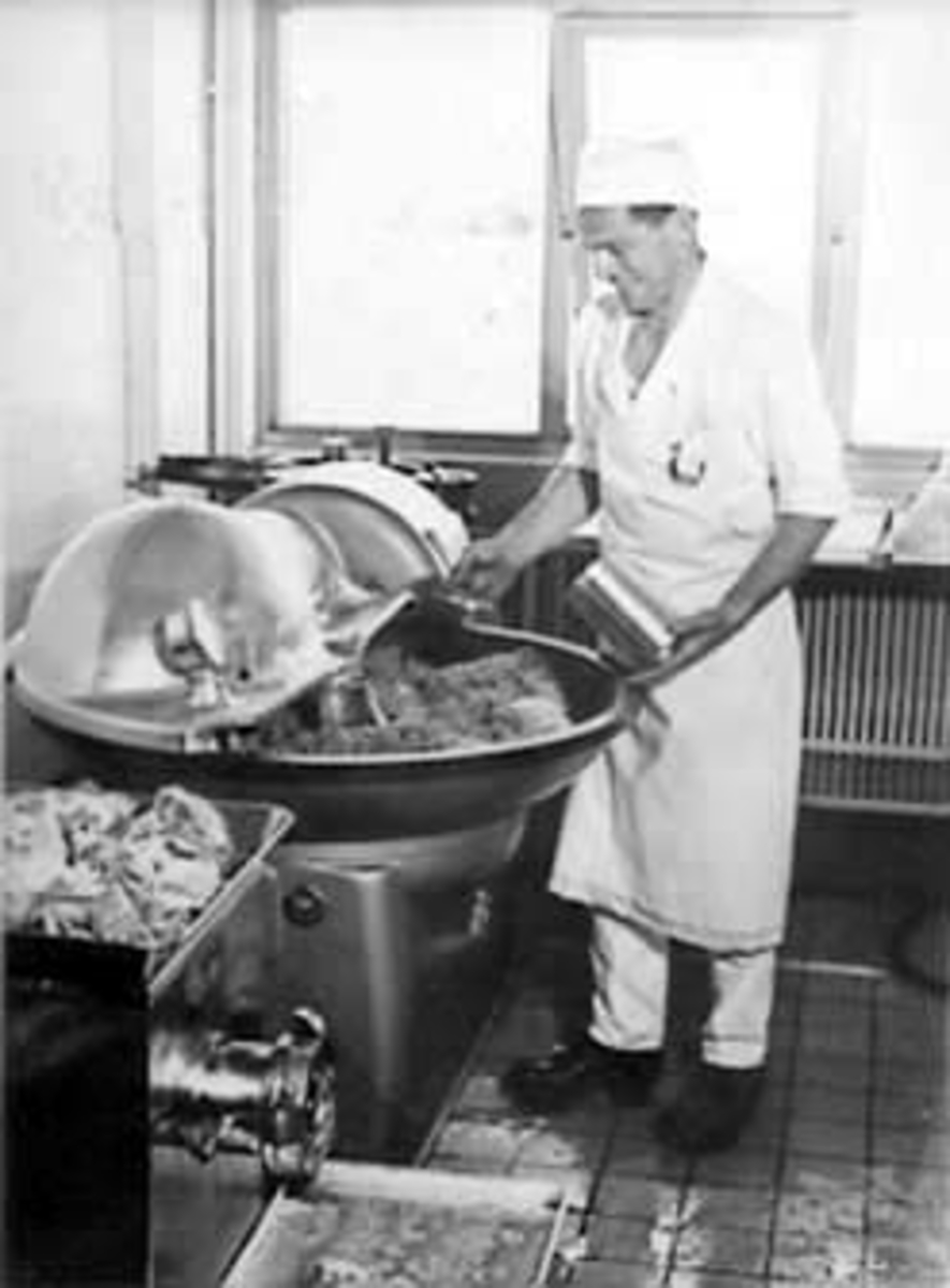 Anno Domkirkeodden, INTERIØR: KJØKKEN, SANDERUD SYKEHUS, PØLSEMAKER REIDAR JOHANSEN VED KJØTTHAKKA, HJELLUM