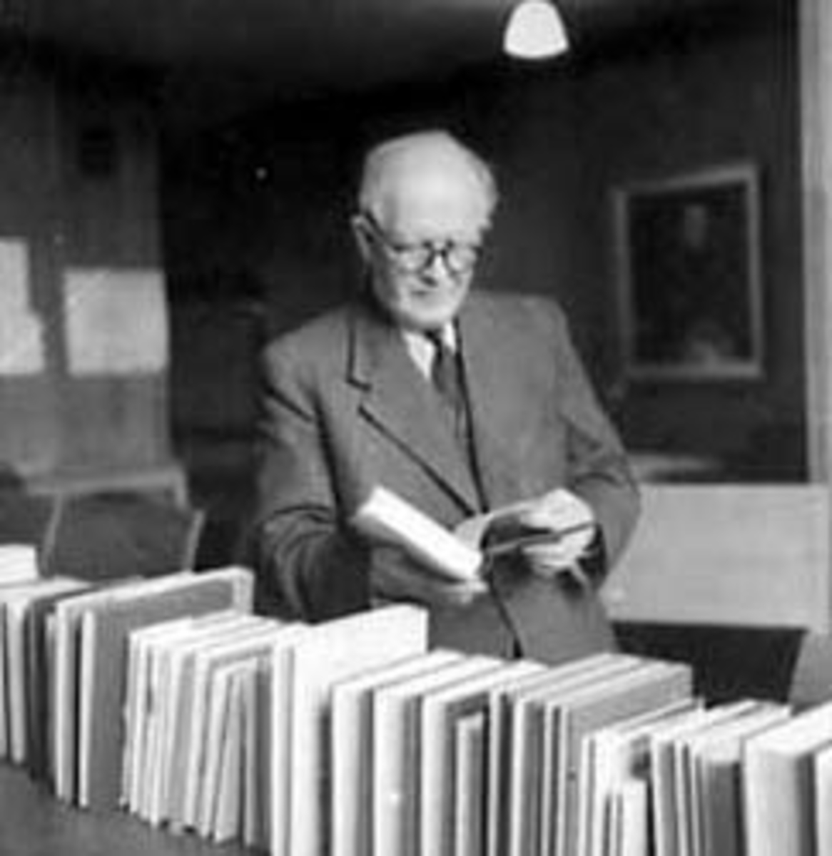 Anno Domkirkeodden, PORTRETT: JOHN ANSTEINSSON MOTTAR BOKGAVE GJENNOM MARSHALLHJELPEN TIL NTH BIBLIOTEK, TRONDHEIM, (STANGE)