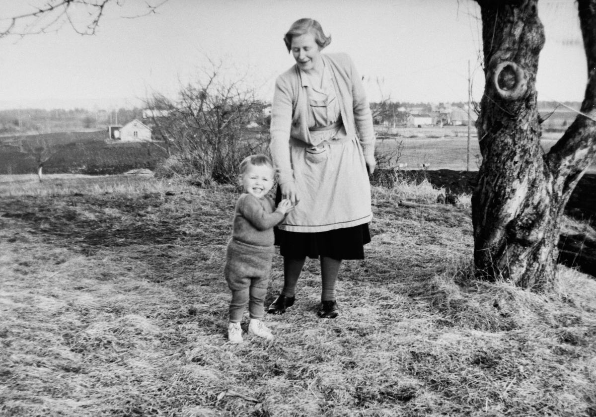 Anno Domkirkeodden, GRUPPE: 2, MOR OG SØNN, FRA VENSTRE: ANDERS VESTJORDET, SIGRID KRISTINE VESTJORDET FØDT: BUSVOLD, BAK TIL VENSTRE: EKSTERIØR. PLASSEN NORDLI