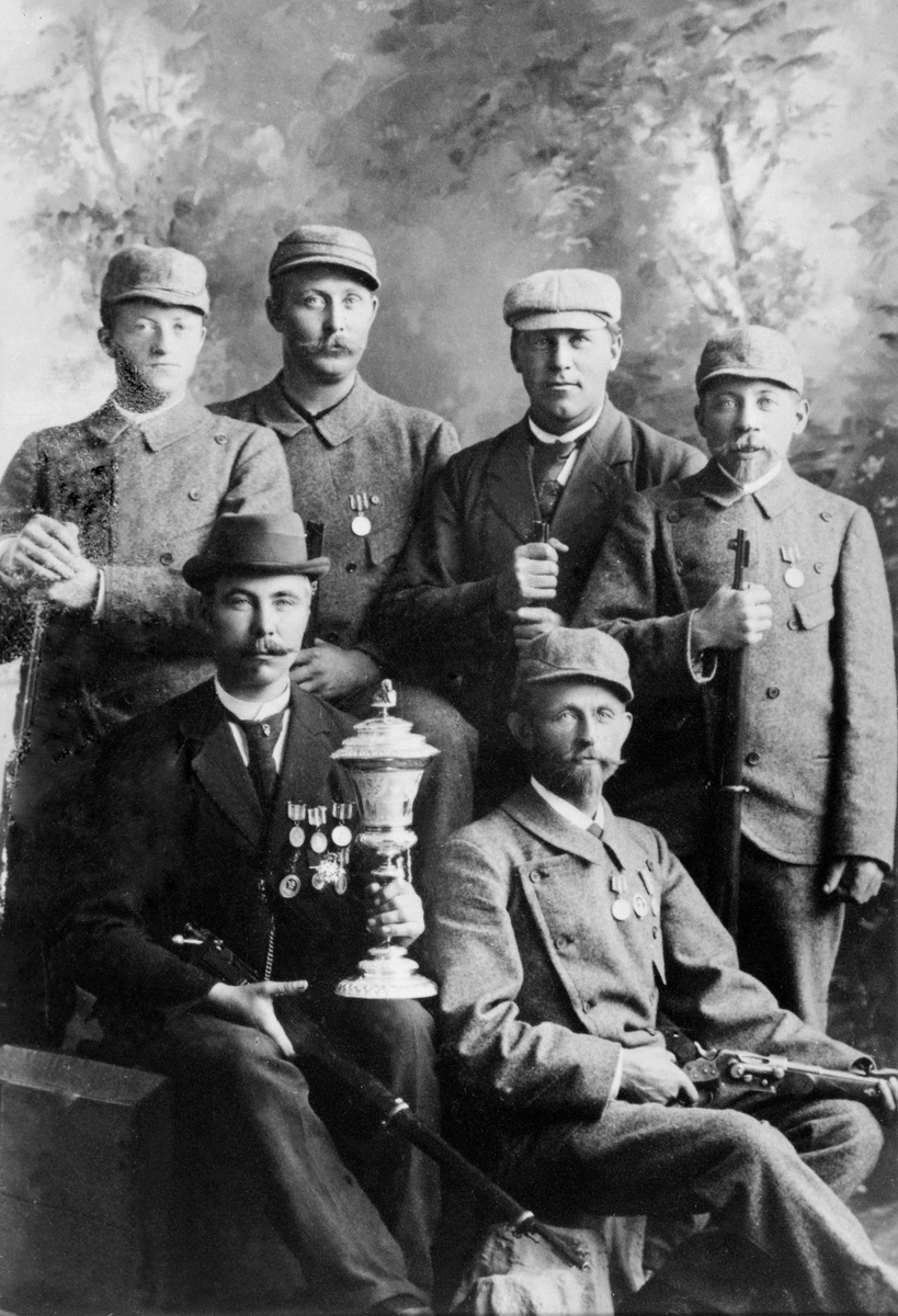 Anno Domkirkeodden, GRUPPE: 6 MENN, STANGE SKYTTERLAG, LANDSSKYTTERSTEVNE TRONDHEIM, FORAN FRA VENSTRE: KNUT FAUSKE SKYTTERKONGEN, OLE M. NØKLEBY, BAK FRA VENSTRE: SYVERIN P. LINDSTAD, ANDERS LIER, AMUND OUSTAD, JENS ASKUM, STOR POKAL