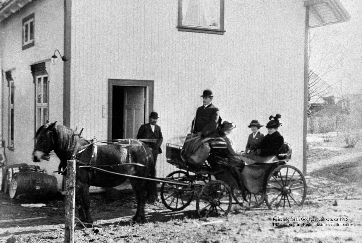 Normann Helger, HEST MED KARJOL, KUSK, PASSASJERER, FORAN GODAGERBUTIKKEN: ANDERS HAGEN