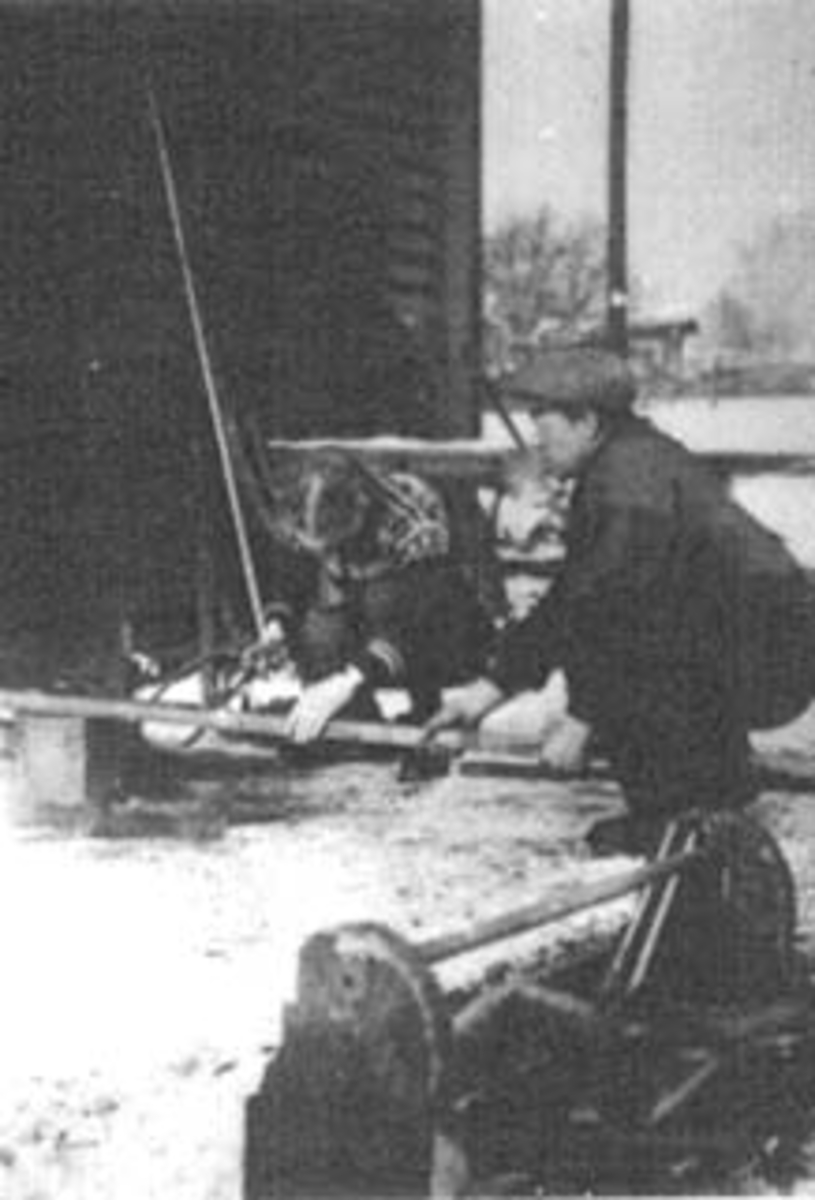 Anno Domkirkeodden, SMEDALSMIA PÅ ILSENG, SMED ANTON SMEDAL HOLDER OG BJØRN SOLBERG SKJÆRER MED SKJÆREBRENNER, HOVSKAGERKASSE FORAN