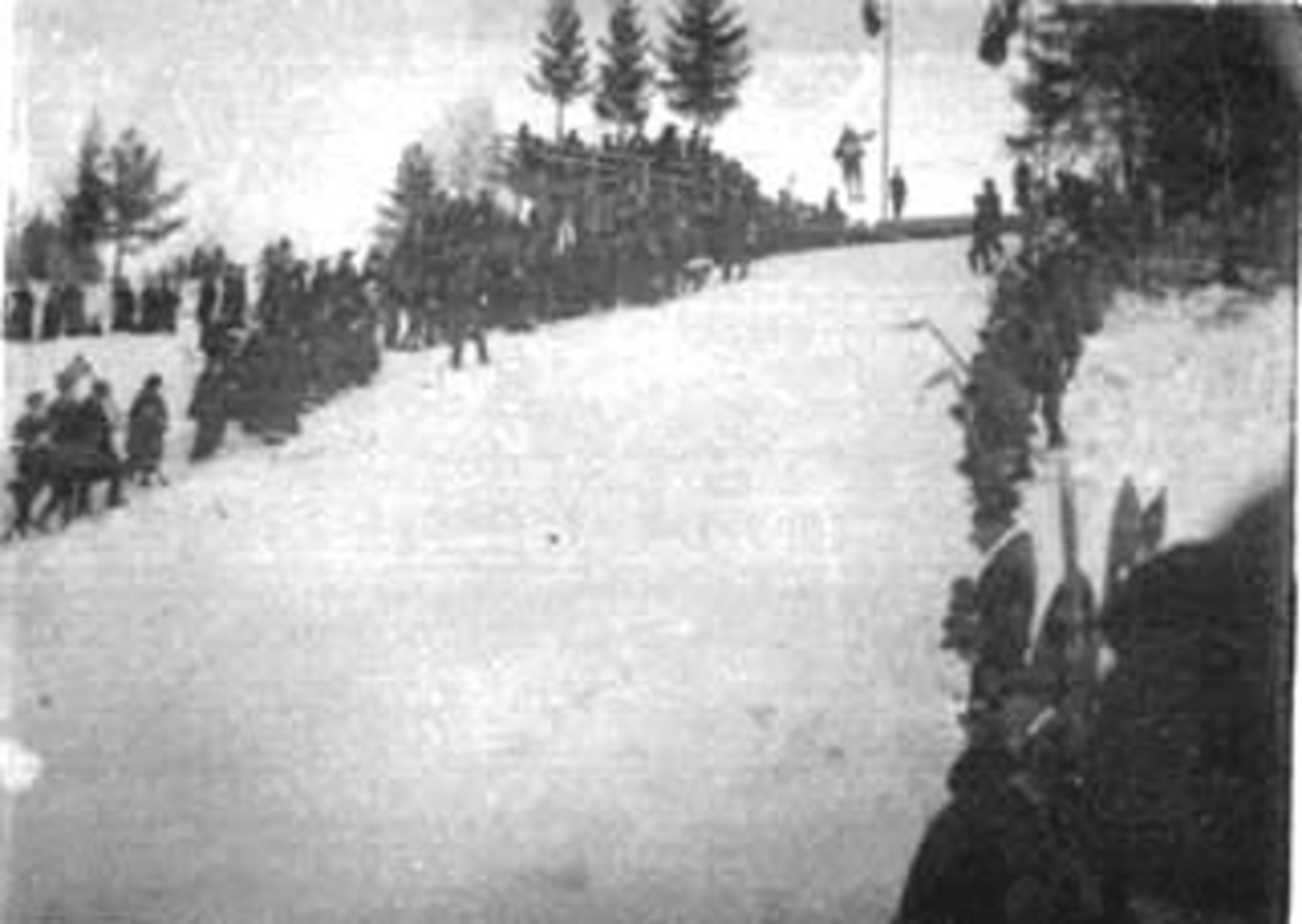 Anno Domkirkeodden, SKIHOPPBAKKE, KJØRNLIBAKKEN, HELMER SØRHOLTE HOPPER 30 METER