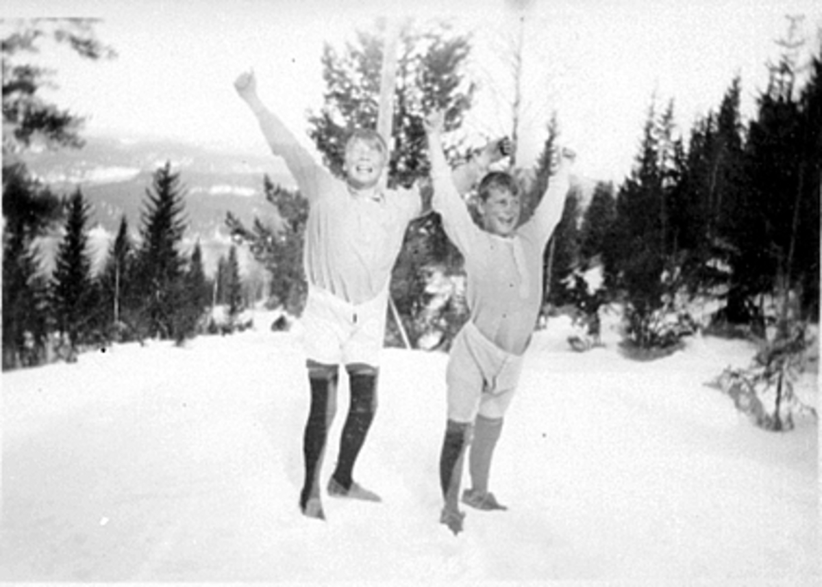 Anno Domkirkeodden, Labben, Espa. Fotograf Christian Grundseths hytte. Ole Andreas Christiansen og Bjørn Grundseth. Påsketur 1930.
